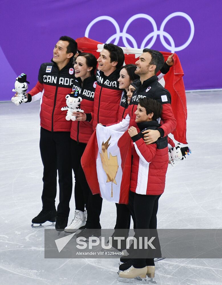 2018 Winter Olympics. Figure skating. Teams. Flower ceremony