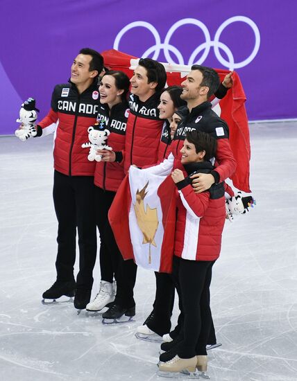 2018 Winter Olympics. Figure skating. Teams. Flower ceremony
