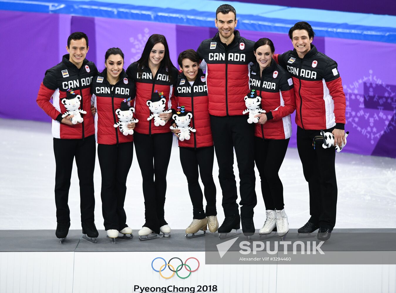 2018 Winter Olympics. Figure skating. Teams. Flower ceremony