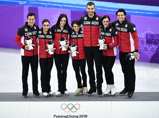 2018 Winter Olympics. Figure skating. Teams. Flower ceremony