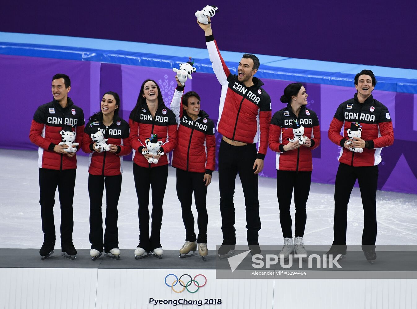 2018 Winter Olympics. Figure skating. Teams. Flower ceremony