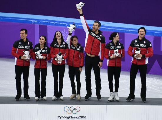 2018 Winter Olympics. Figure skating. Teams. Flower ceremony