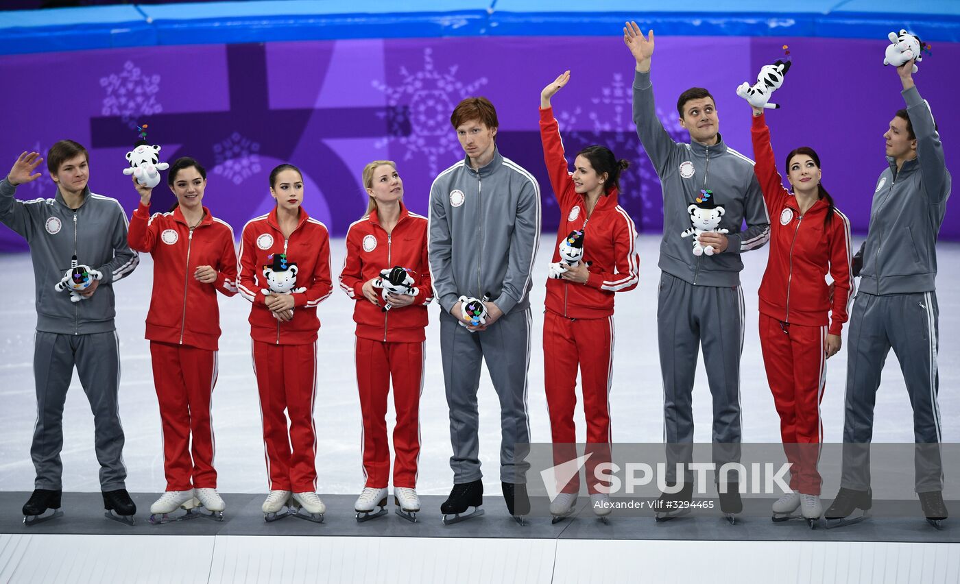 2018 Winter Olympics. Figure skating. Teams. Flower ceremony