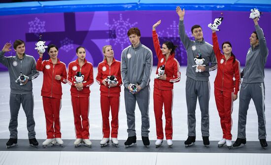 2018 Winter Olympics. Figure skating. Teams. Flower ceremony