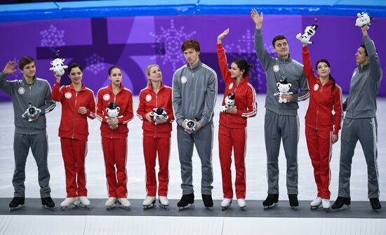 2018 Winter Olympics. Figure skating. Teams. Flower ceremony