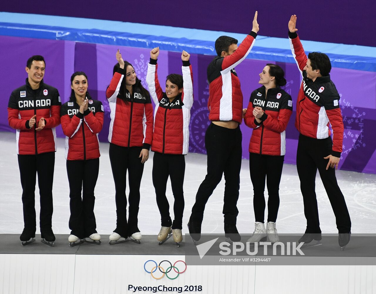 2018 Winter Olympics. Figure skating. Teams. Flower ceremony