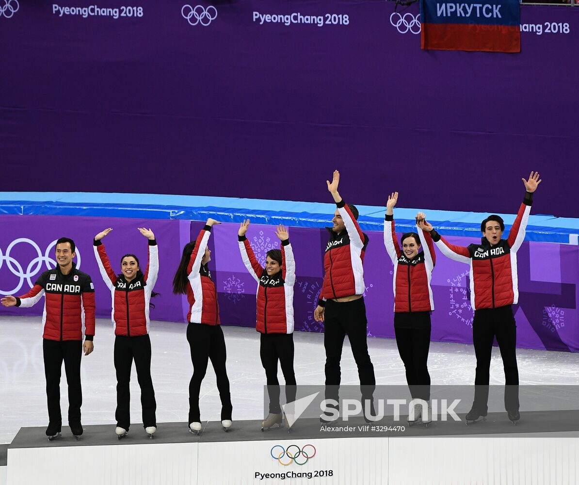 2018 Winter Olympics. Figure skating. Teams. Flower ceremony