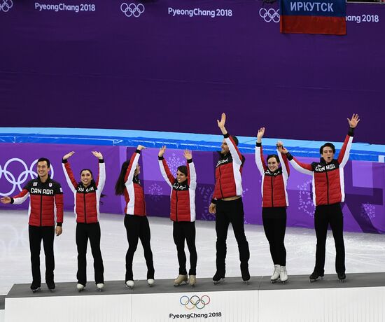 2018 Winter Olympics. Figure skating. Teams. Flower ceremony
