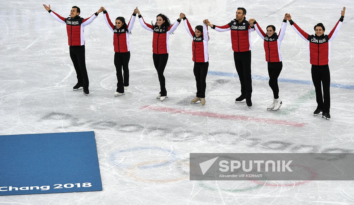 2018 Winter Olympics. Figure skating. Teams. Flower ceremony