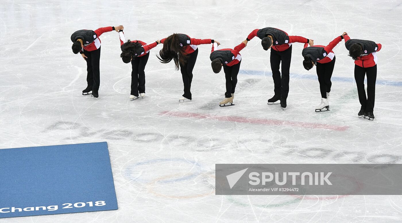 2018 Winter Olympics. Figure skating. Teams. Flower ceremony