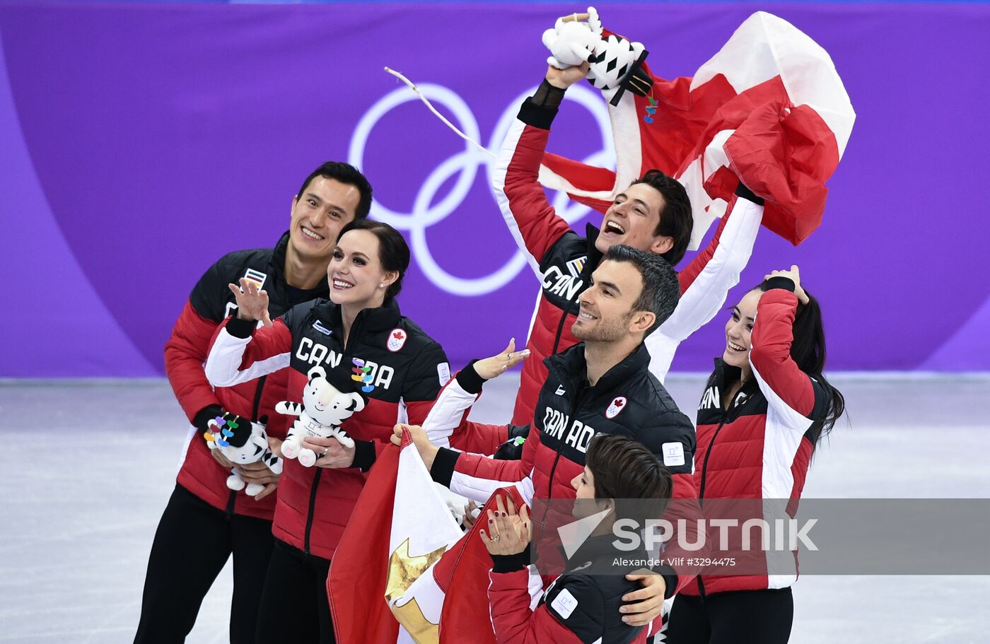 2018 Winter Olympics. Figure skating. Teams. Flower ceremony