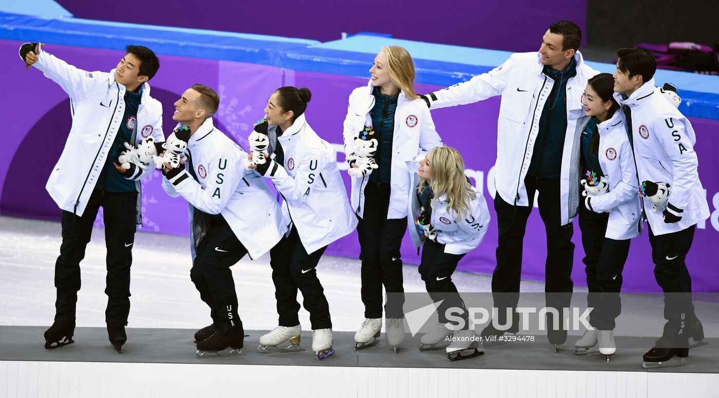 2018 Winter Olympics. Figure skating. Teams. Flower ceremony