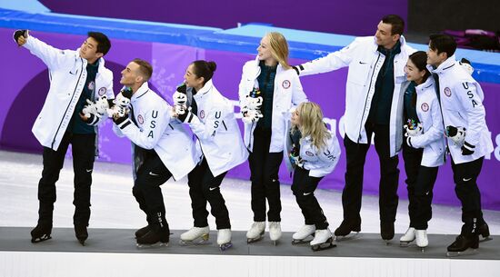 2018 Winter Olympics. Figure skating. Teams. Flower ceremony