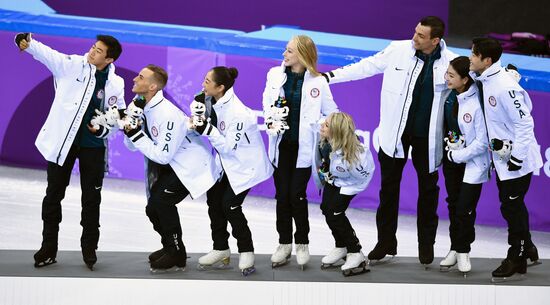 2018 Winter Olympics. Figure skating. Teams. Flower ceremony