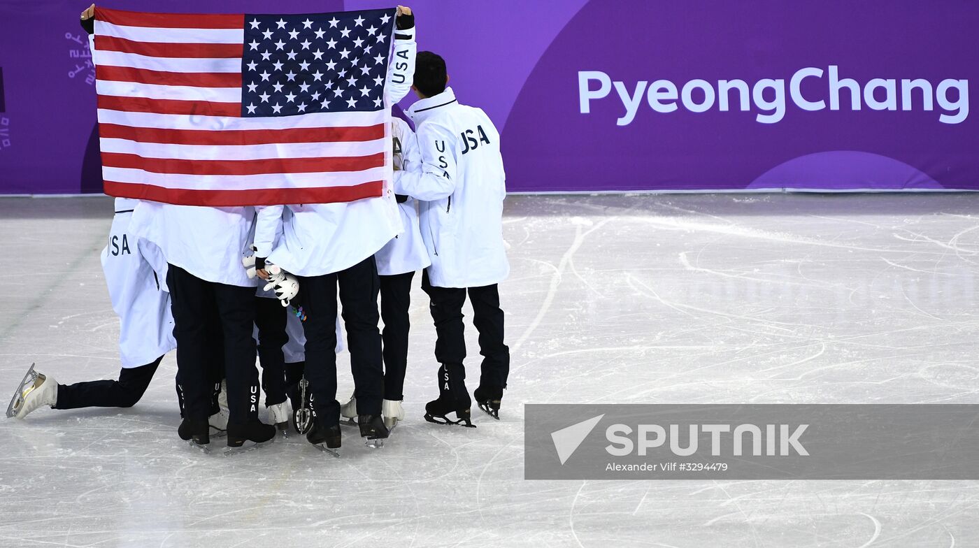 2018 Winter Olympics. Figure skating. Teams. Flower ceremony