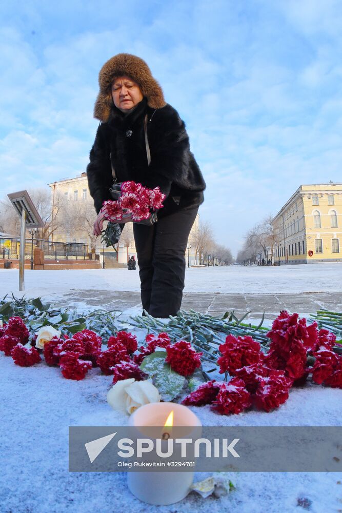Orenburg residents bring flowers to Valery Chkalov monument in memory of An-148 crash victims