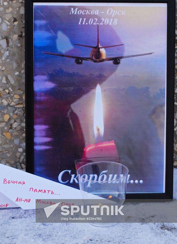 Orenburg residents bring flowers to Valery Chkalov monument in memory of An-148 crash victims