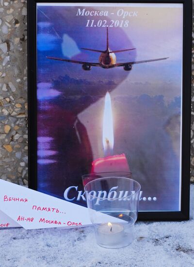 Orenburg residents bring flowers to Valery Chkalov monument in memory of An-148 crash victims