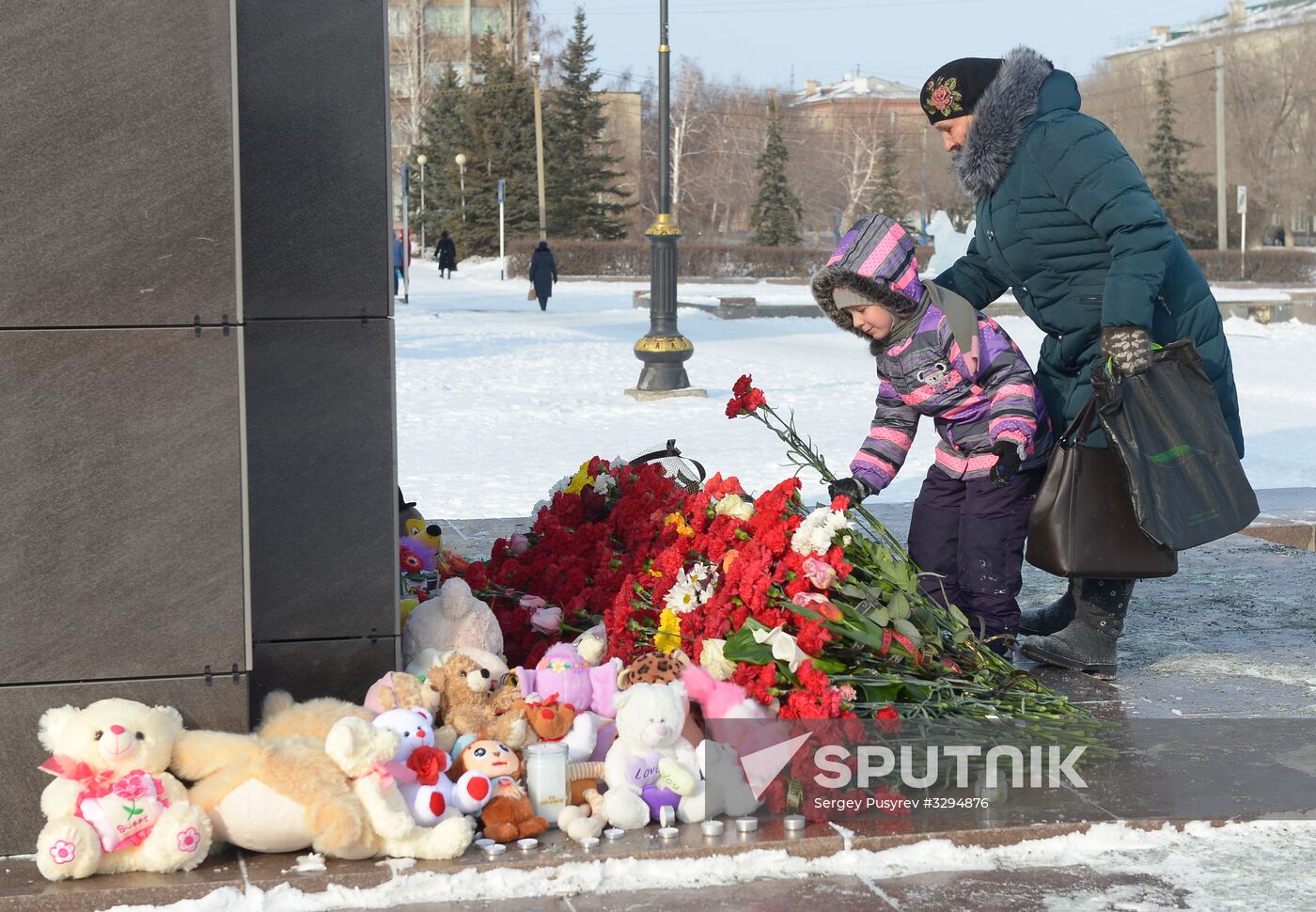 Orenburg residents bring flowers to Valery Chkalov monument in memory of An-148 crash victims