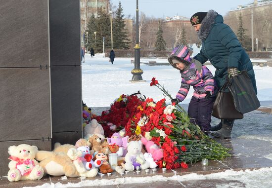 Orenburg residents bring flowers to Valery Chkalov monument in memory of An-148 crash victims