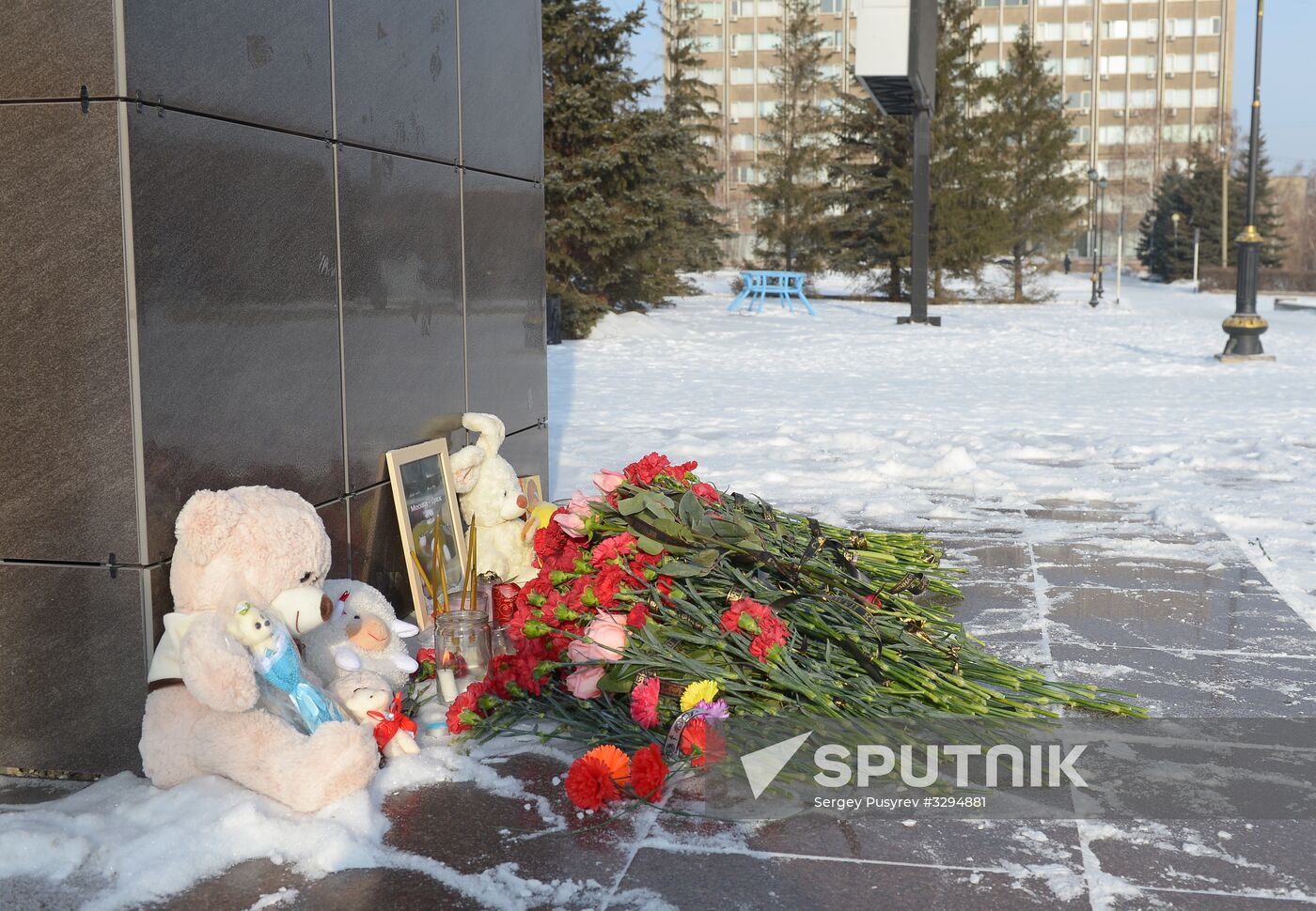 Orenburg residents bring flowers to Valery Chkalov monument in memory of An-148 crash victims