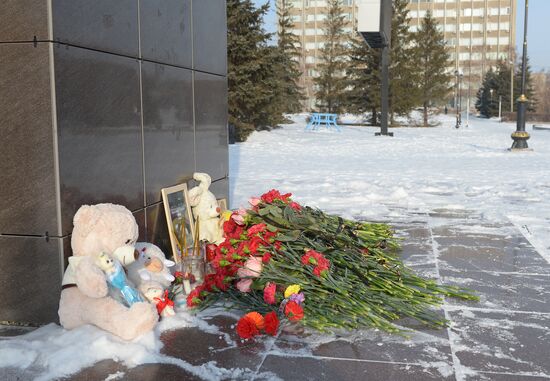 Orenburg residents bring flowers to Valery Chkalov monument in memory of An-148 crash victims