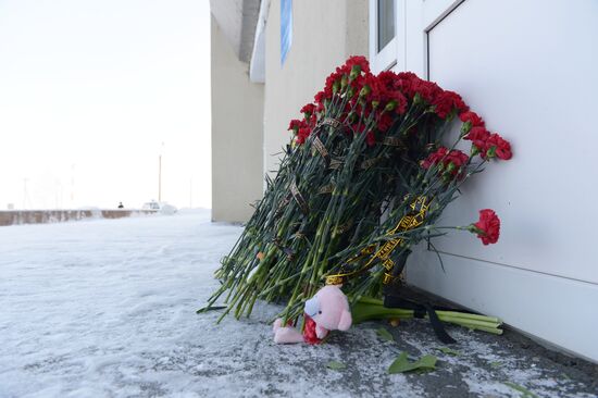 Orenburg residents bring flowers to Valery Chkalov monument in memory of An-148 crash victims