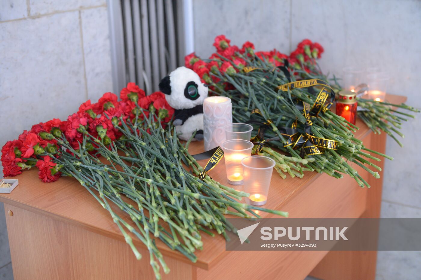 Orenburg residents bring flowers to Valery Chkalov monument in memory of An-148 crash victims