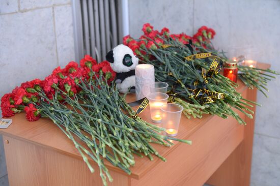 Orenburg residents bring flowers to Valery Chkalov monument in memory of An-148 crash victims