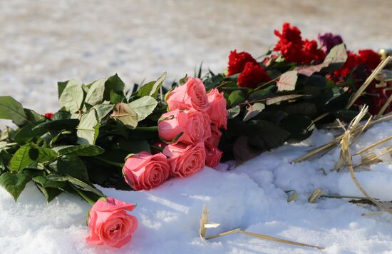 Commemorating victims of An-148 plane crash