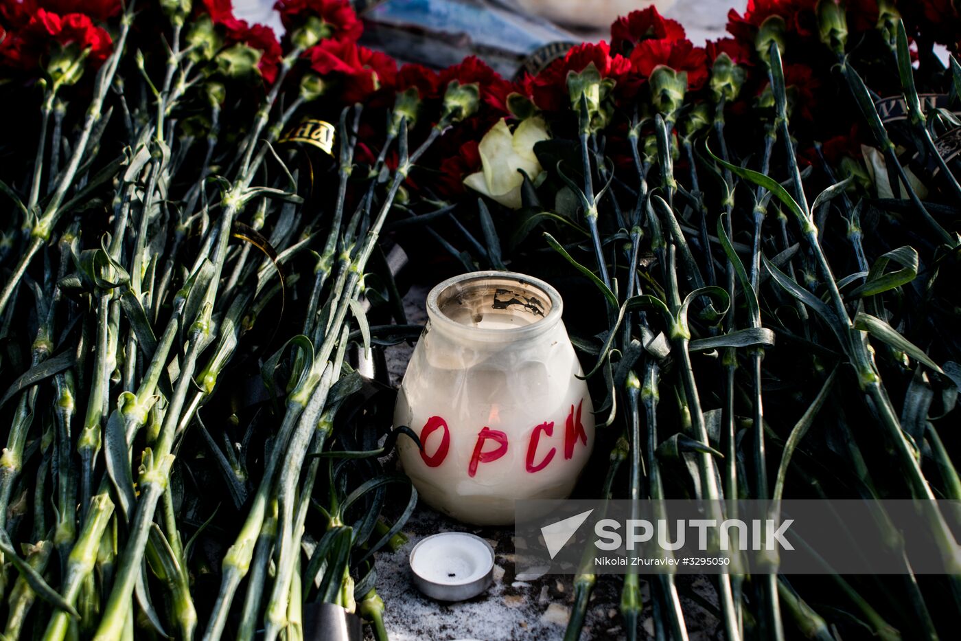 Residents of Orenburg bring flowers at Valery Chkalov monument to mourn An-148 crash victims