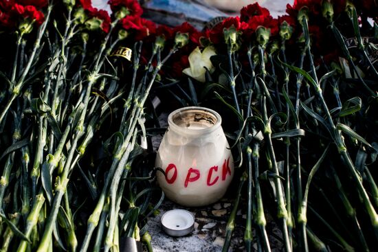 Residents of Orenburg bring flowers at Valery Chkalov monument to mourn An-148 crash victims