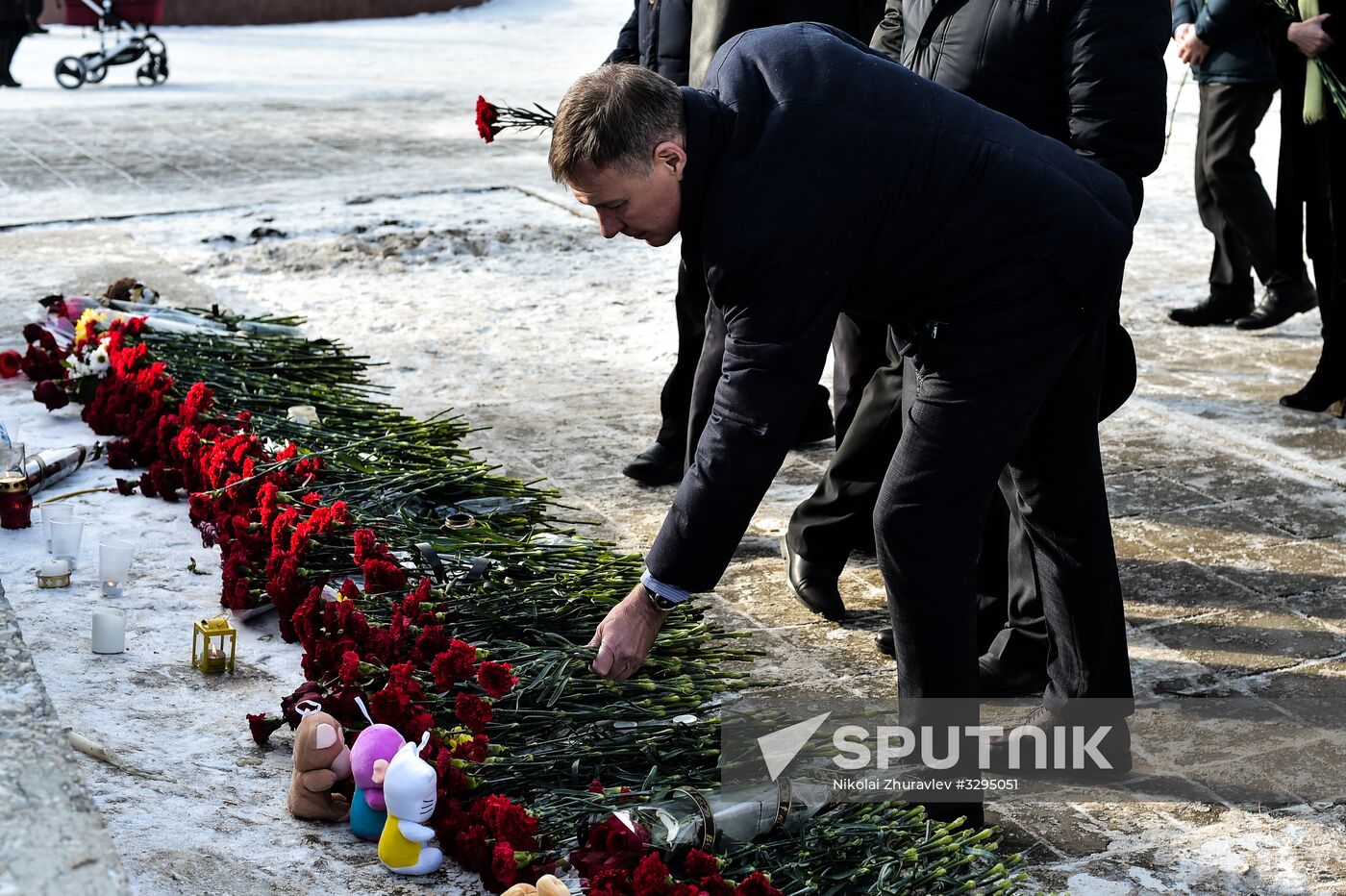 Residents of Orenburg bring flowers at Valery Chkalov monument to mourn An-148 crash victims