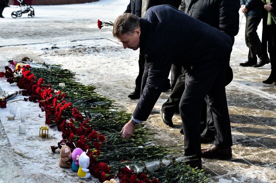 Residents of Orenburg bring flowers at Valery Chkalov monument to mourn An-148 crash victims