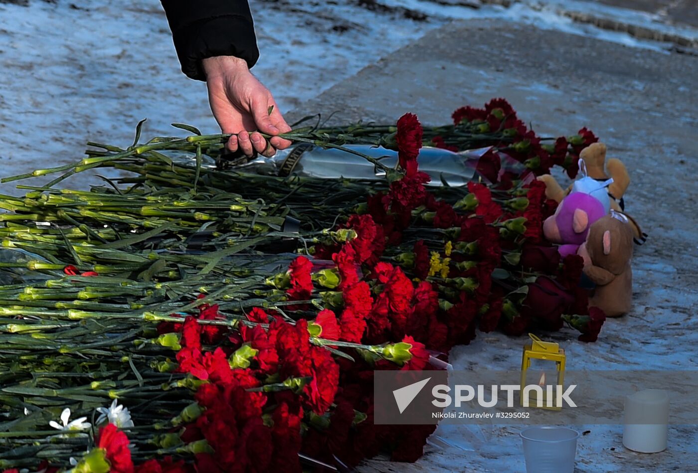 Residents of Orenburg bring flowers at Valery Chkalov monument to mourn An-148 crash victims