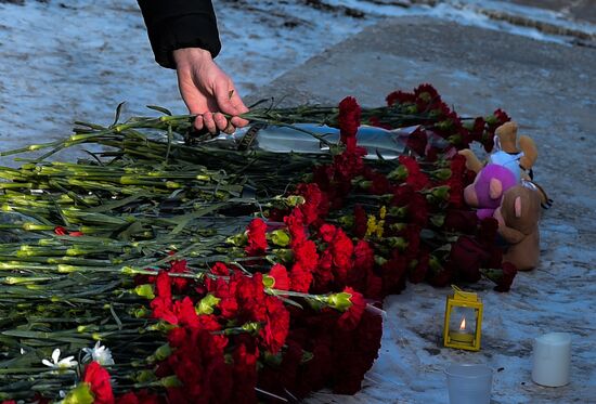 Residents of Orenburg bring flowers at Valery Chkalov monument to mourn An-148 crash victims