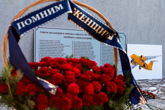 Residents of Orenburg bring flowers at Valery Chkalov monument to mourn An-148 crash victims