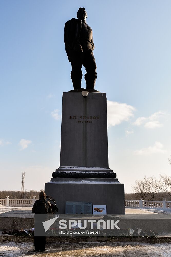 Residents of Orenburg bring flowers at Valery Chkalov monument to mourn An-148 crash victims