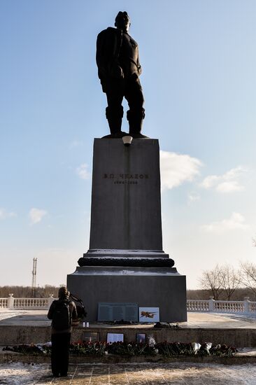 Residents of Orenburg bring flowers at Valery Chkalov monument to mourn An-148 crash victims