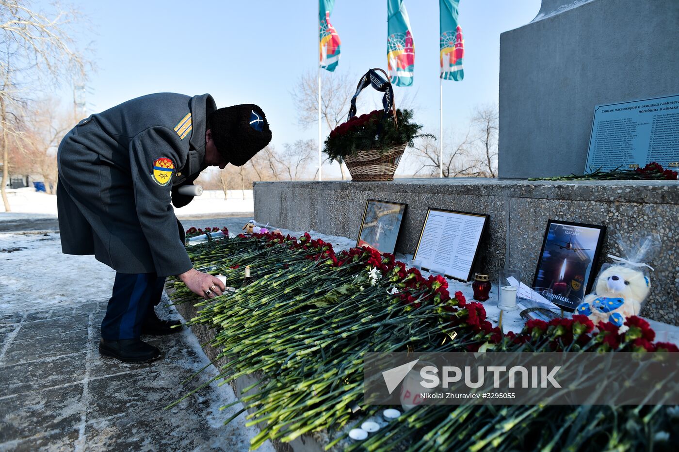 Residents of Orenburg bring flowers at Valery Chkalov monument to mourn An-148 crash victims