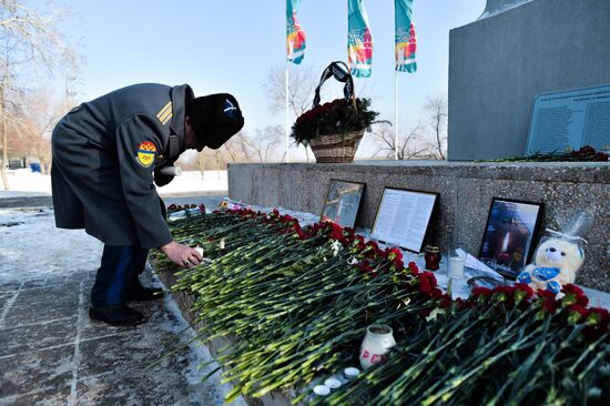 Residents of Orenburg bring flowers at Valery Chkalov monument to mourn An-148 crash victims