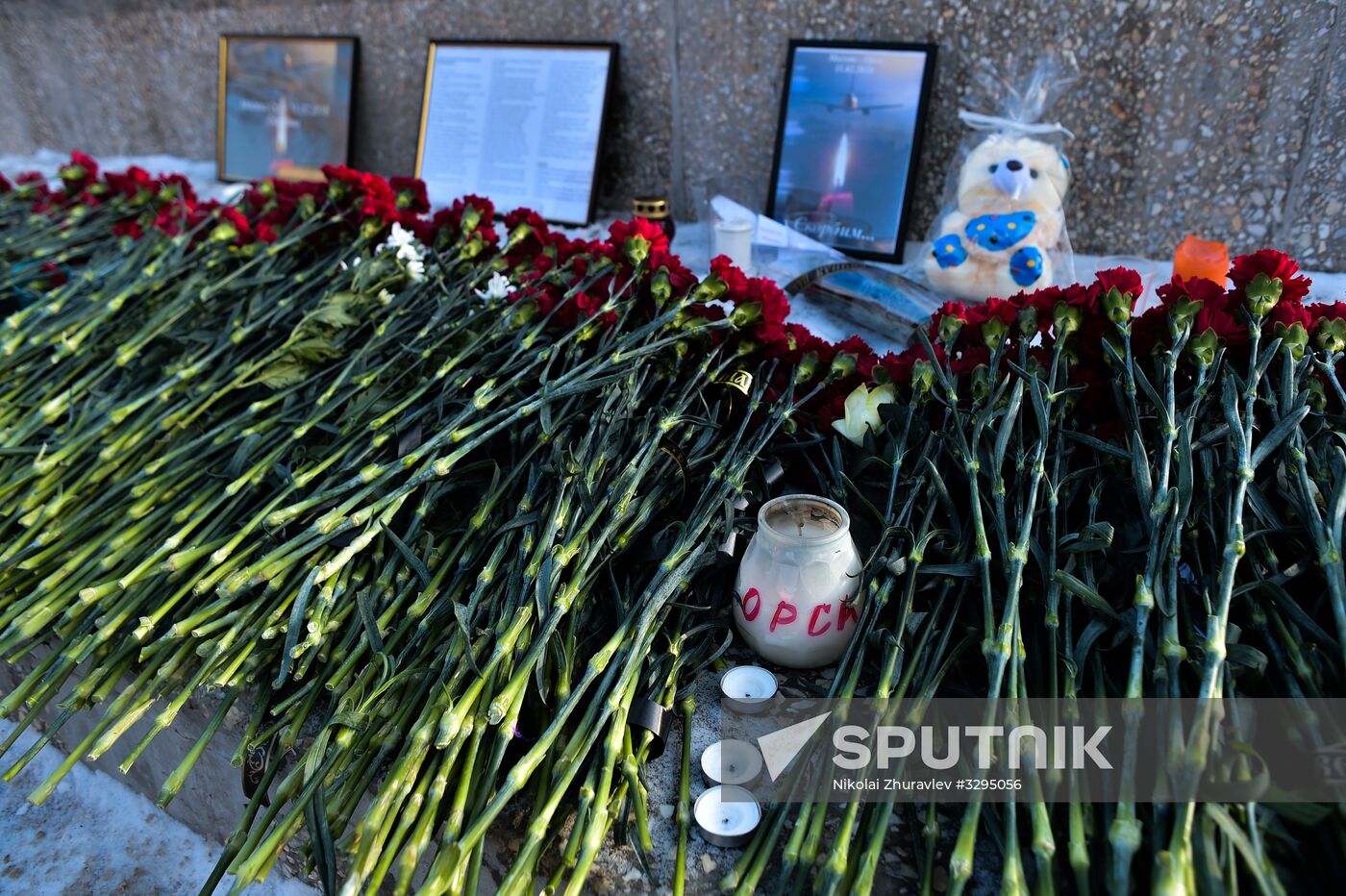 Residents of Orenburg bring flowers at Valery Chkalov monument to mourn An-148 crash victims