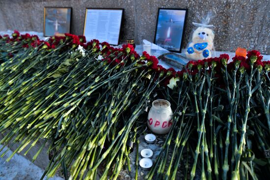 Residents of Orenburg bring flowers at Valery Chkalov monument to mourn An-148 crash victims