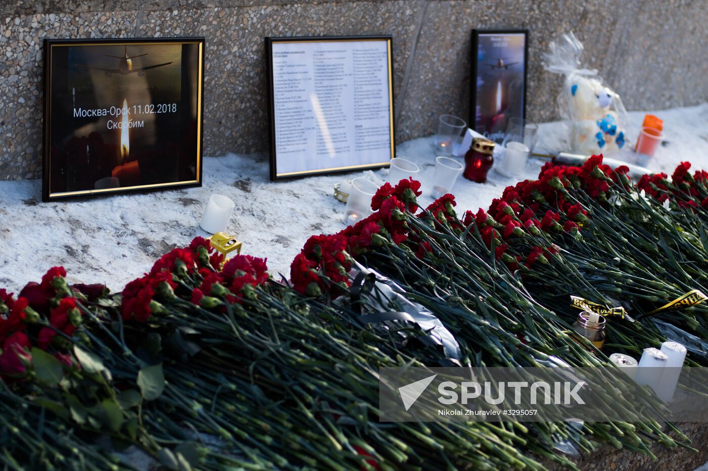 Residents of Orenburg bring flowers at Valery Chkalov monument to mourn An-148 crash victims