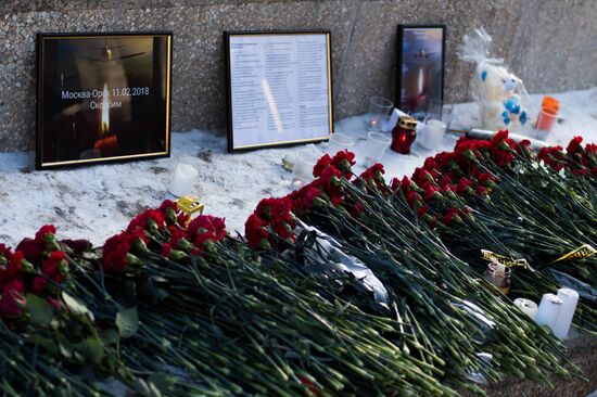 Residents of Orenburg bring flowers at Valery Chkalov monument to mourn An-148 crash victims
