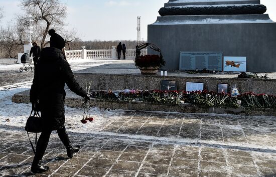 Residents of Orenburg bring flowers to monument of Valery Chkalov to commemorate victims of An-148 crash