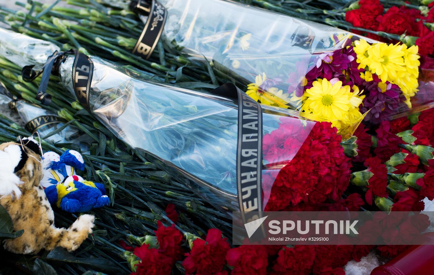 Residents of Orenburg bring flowers to monument of Valery Chkalov to commemorate victims of An-148 crash