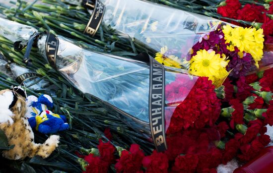 Residents of Orenburg bring flowers to monument of Valery Chkalov to commemorate victims of An-148 crash