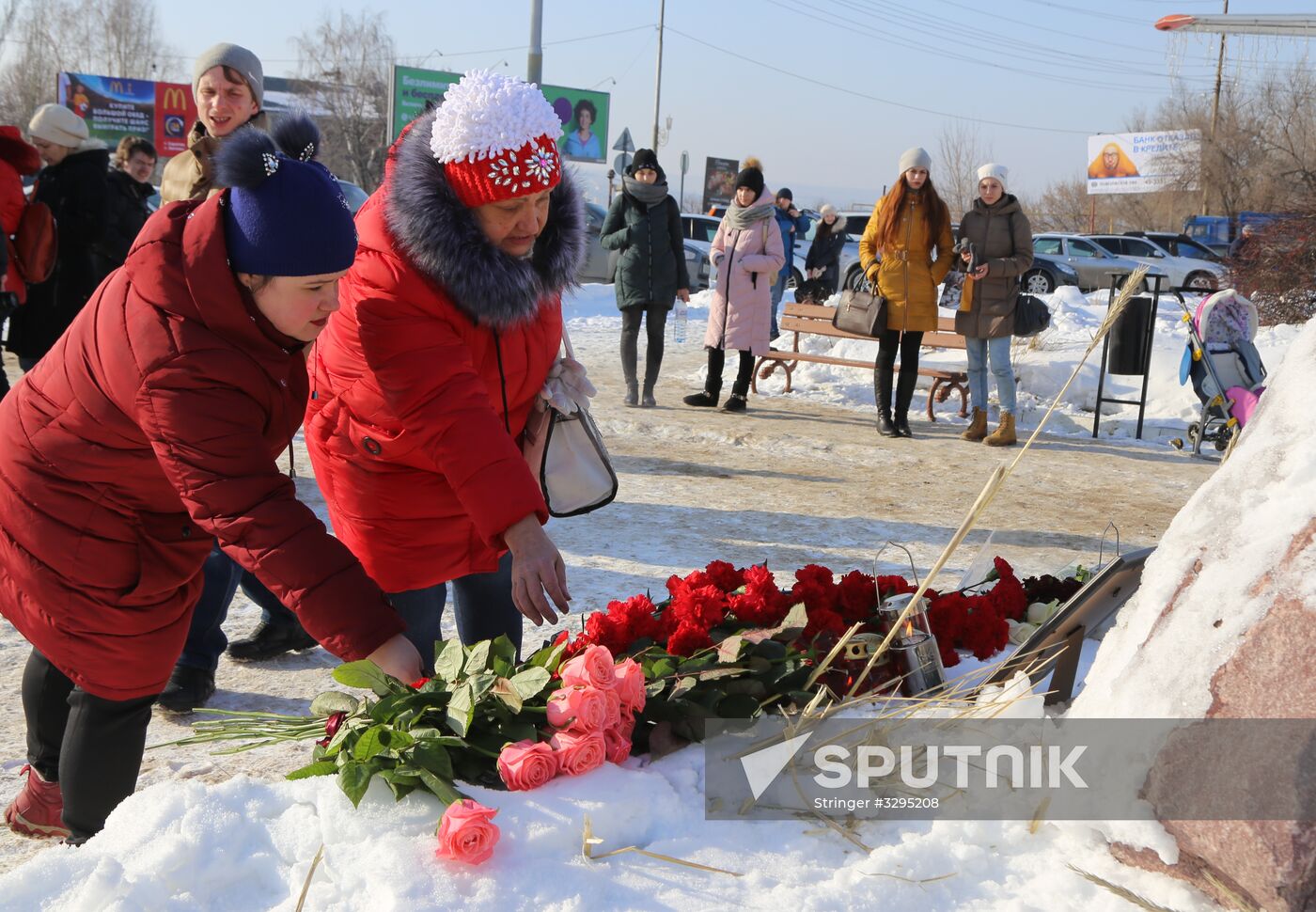 People bring flowers to mourn An-148 crash victims