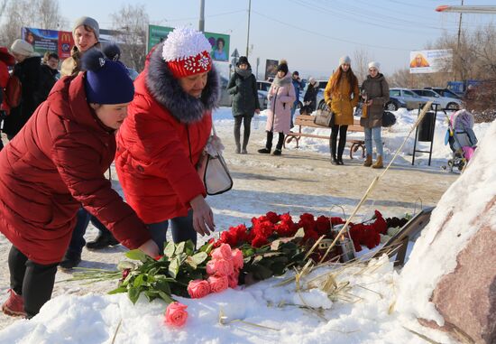 People bring flowers to mourn An-148 crash victims